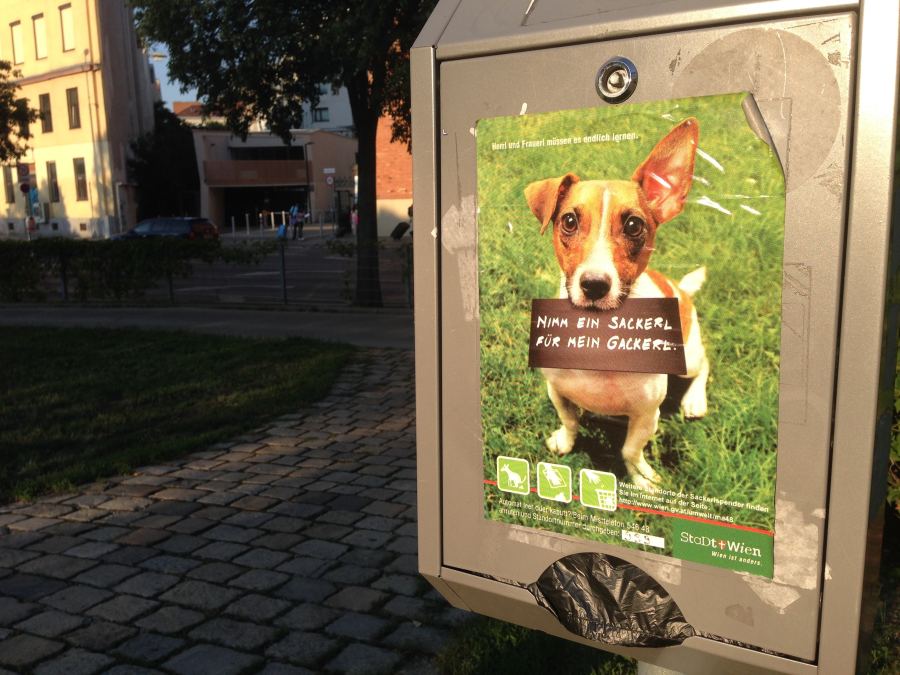 bild von Hundekotbeutelspendern in Wien - Kampagne "Nimm ein Sackerl für mein Gackerl" - RESORTI Blog