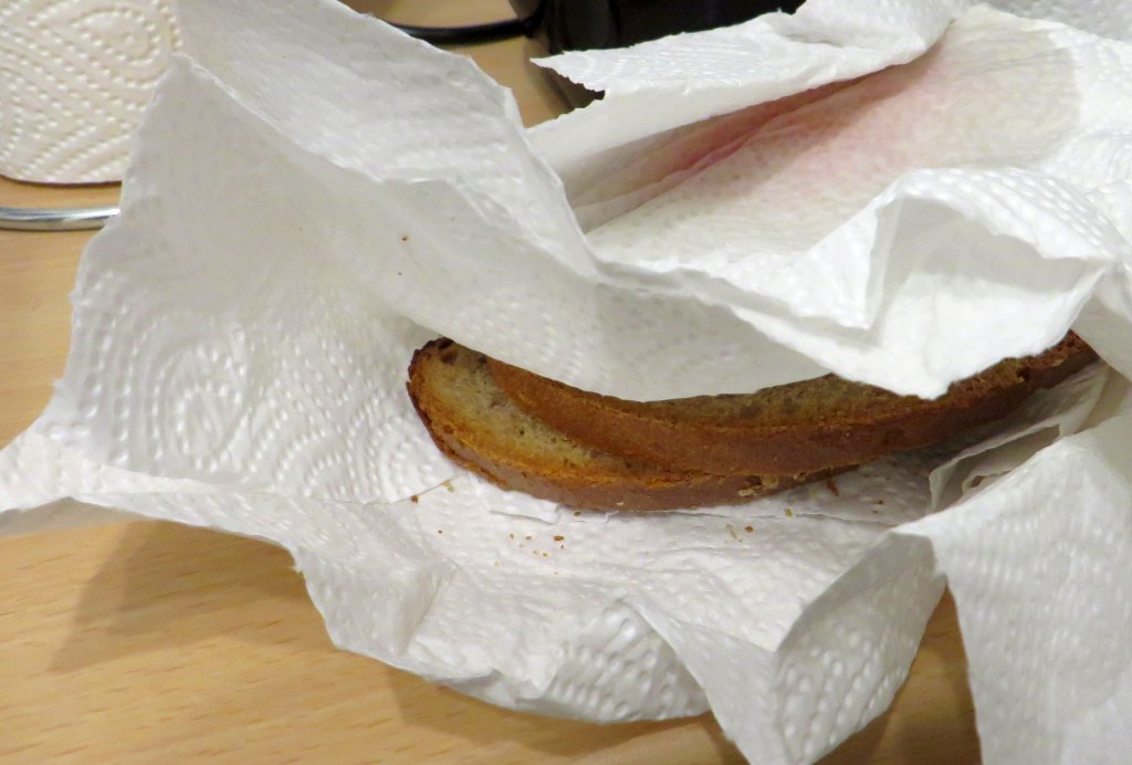 In Küchenpapier eingewickeltes Brot. - RESORTI-Blog