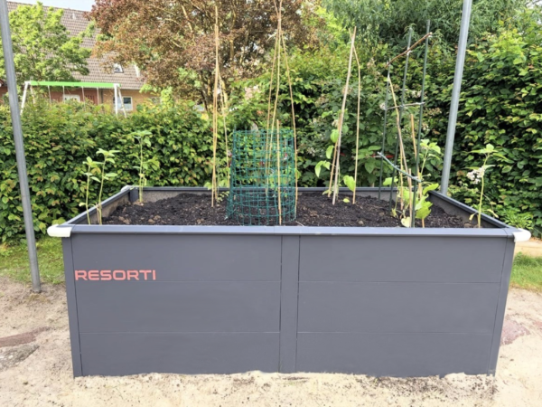 Wachsen, staunen, ernten – Resorti spendet Hochbeet ans Familienzentrum St. Gerburgis
