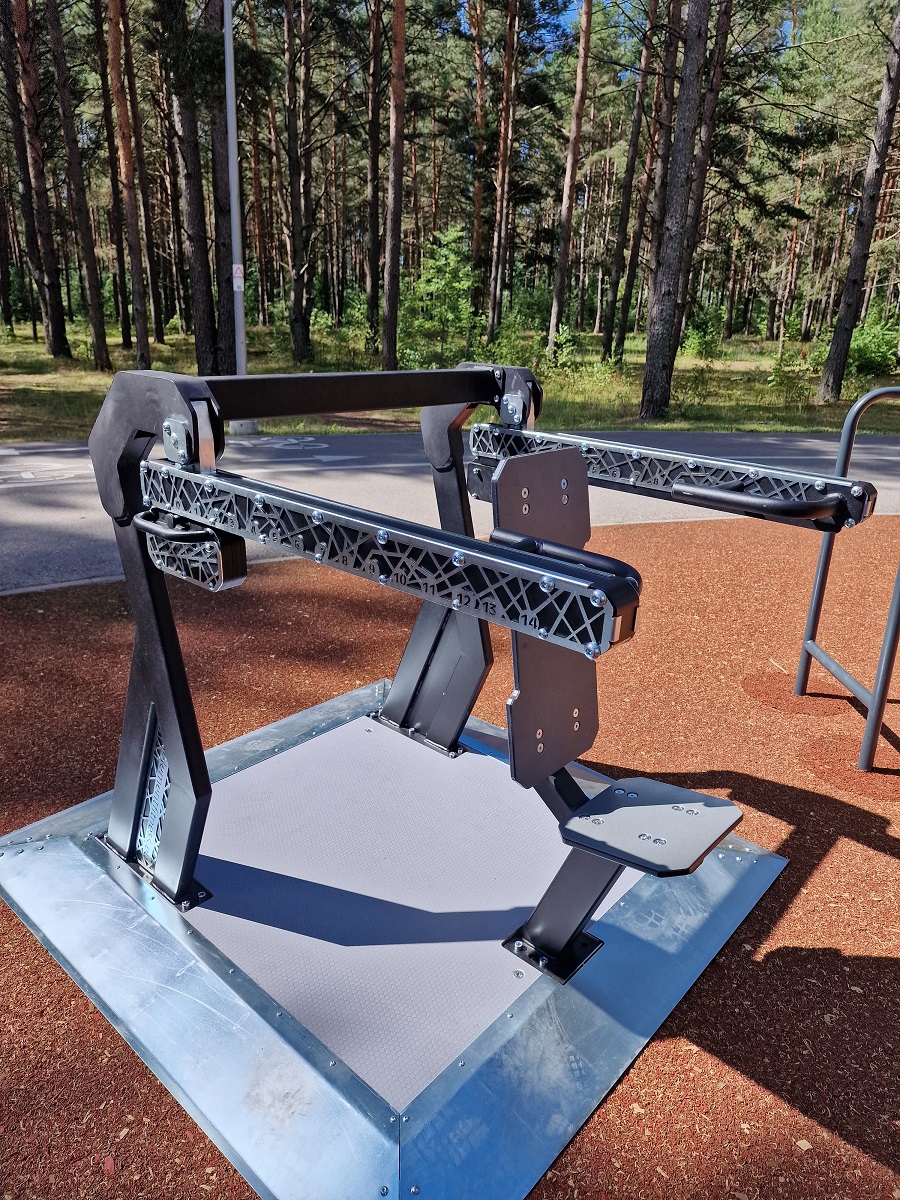 Die Abb. zeigt das Outdoor Kraftgerät Schulterpresse Alpha Steel mit abweichender Bodenplatte.