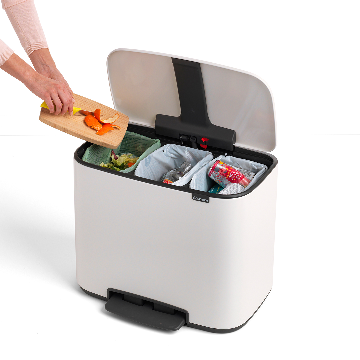 Die Abb. zeigt den Brabantia Bo Treteimer 3x11 Liter in Weiß.
