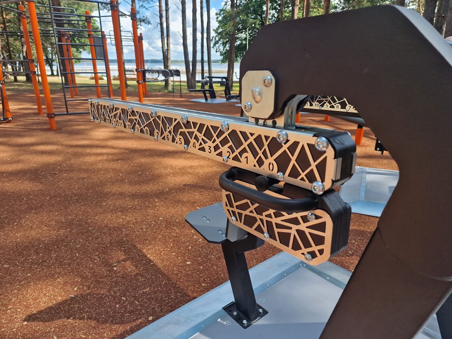 Die Abb. zeigt das Outdoor Kraftgerät Schulterpresse Alpha Steel mit abweichender Bodenplatte.