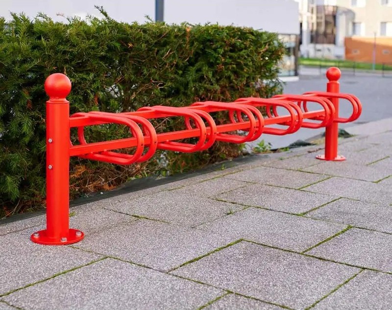 Die Abb. zeigt den Fahrradständer Province mit Kugelkopf, 6 einseitigen Stellplätzen in RAL 3020.