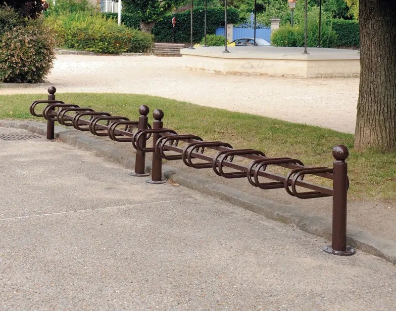 Die Abb. zeigt zwei Fahrradständer Province mit Kugelkopf, 6 einseitigen Stellplätzen in RAL 8017.