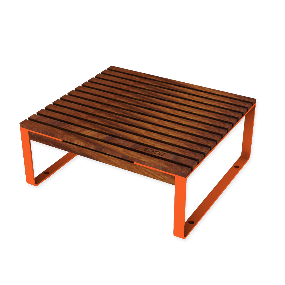 Die Abb. zeigt den EGOÉ Outdoor Lounge-Tisch I1 in Hellrotorange (RAL 2008) mit Thermoesche geölt.