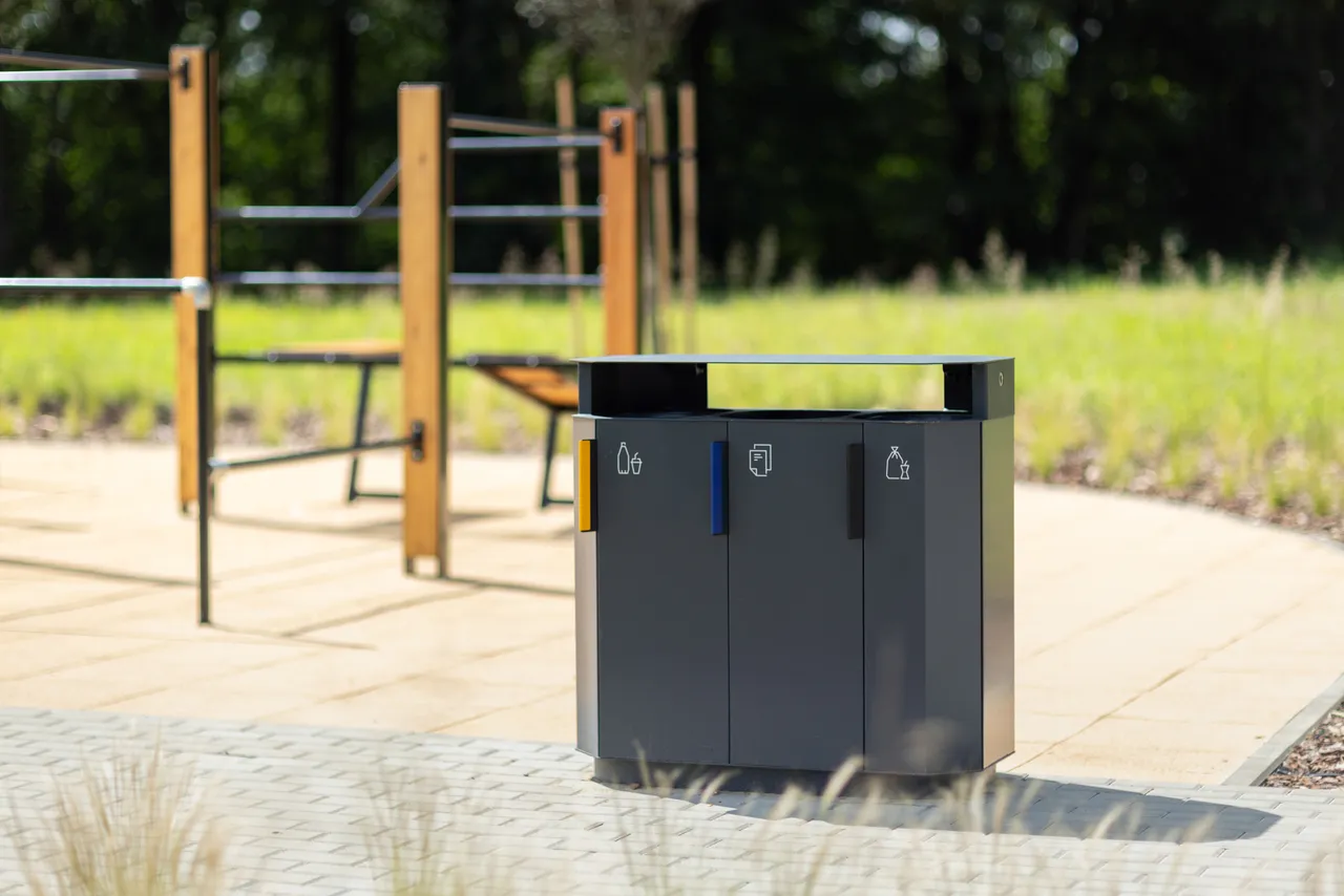 Die Abb. zeigt den Abfallbehälter A20 Aluminium mit Stahldach, oval in Anthrazitgrau (RAL 7016).