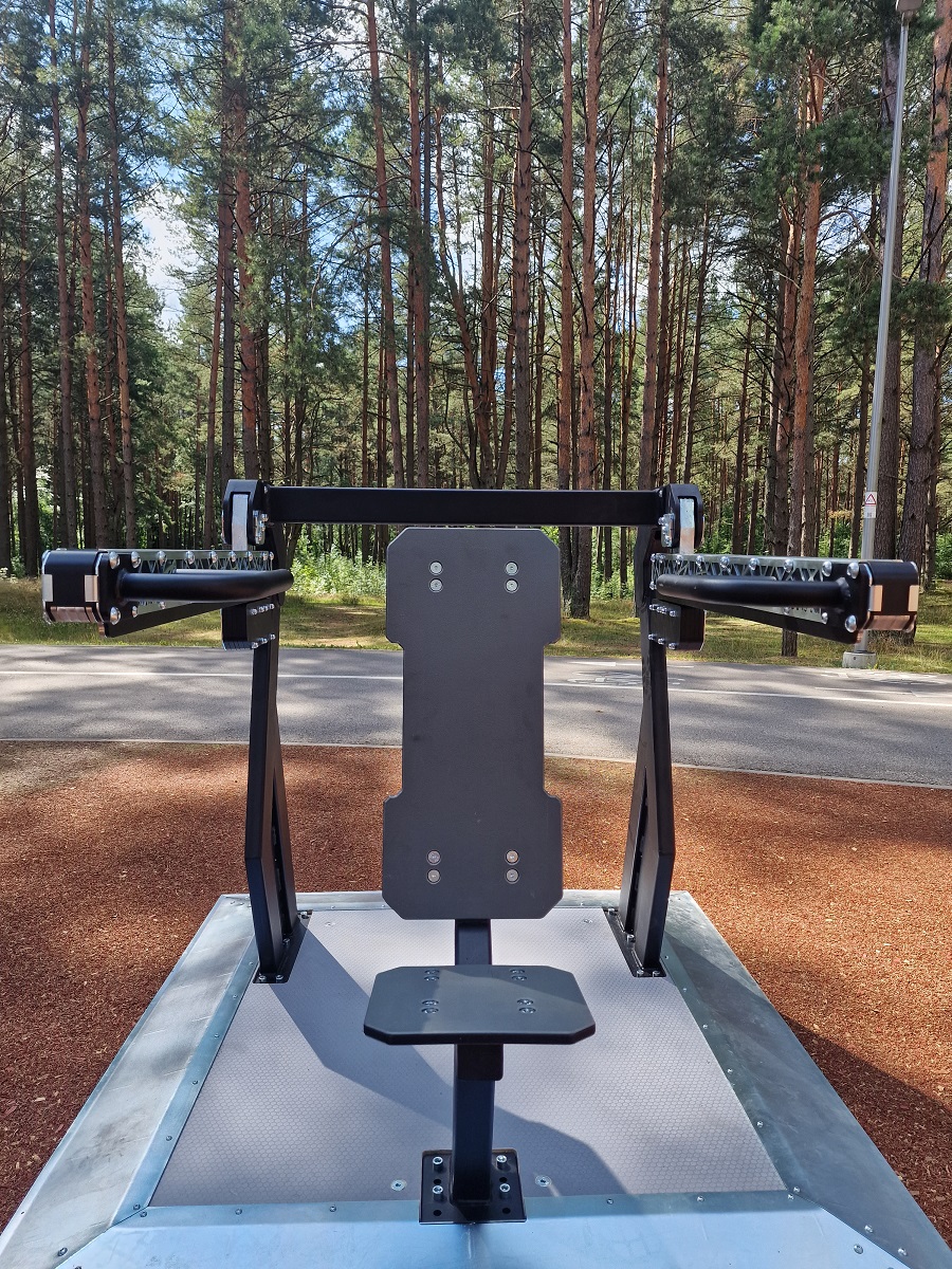 Die Abb. zeigt das Outdoor Kraftgerät Schulterpresse Alpha Steel mit abweichender Bodenplatte.
