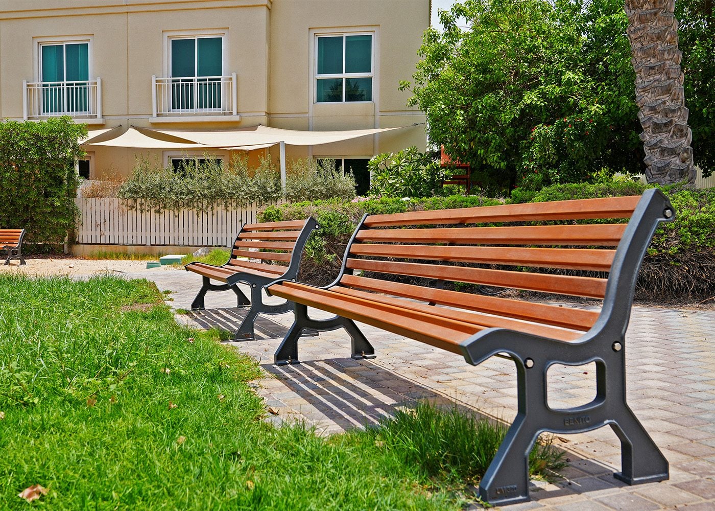 Die Abb. zeigt die Parkbank Roda im Outdoor-Bereich (nur eine Bank im Lieferumfang).
