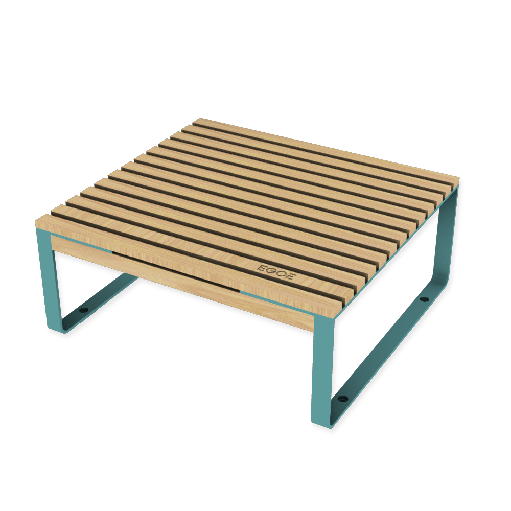 Die Abb. zeigt den EGOÉ Outdoor Lounge-Tisch I1 in Pastellblau (RAL 5024) mit Robinie Natur.