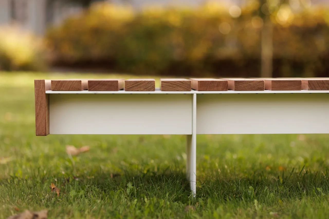 Die Abb. zeigt die EGOÉ Bank O1 mit Seitenverkleidung in Jatoba Natur und Reinweiß (RAL 9010).
