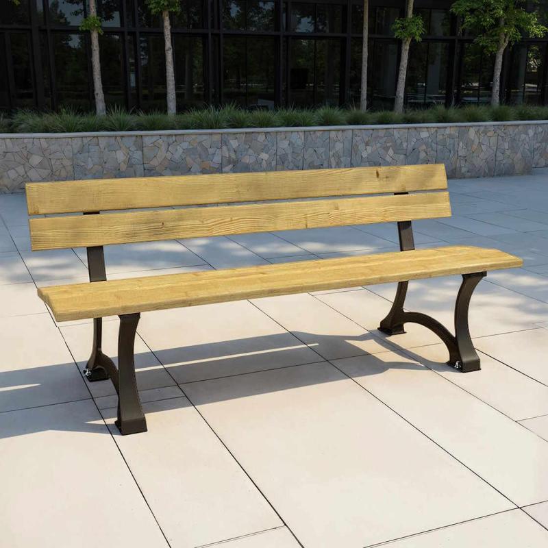Die Abb. zeigt die Parkbank Nadelholz, Gestell Tiefschwarz, im Outdoorbereich.