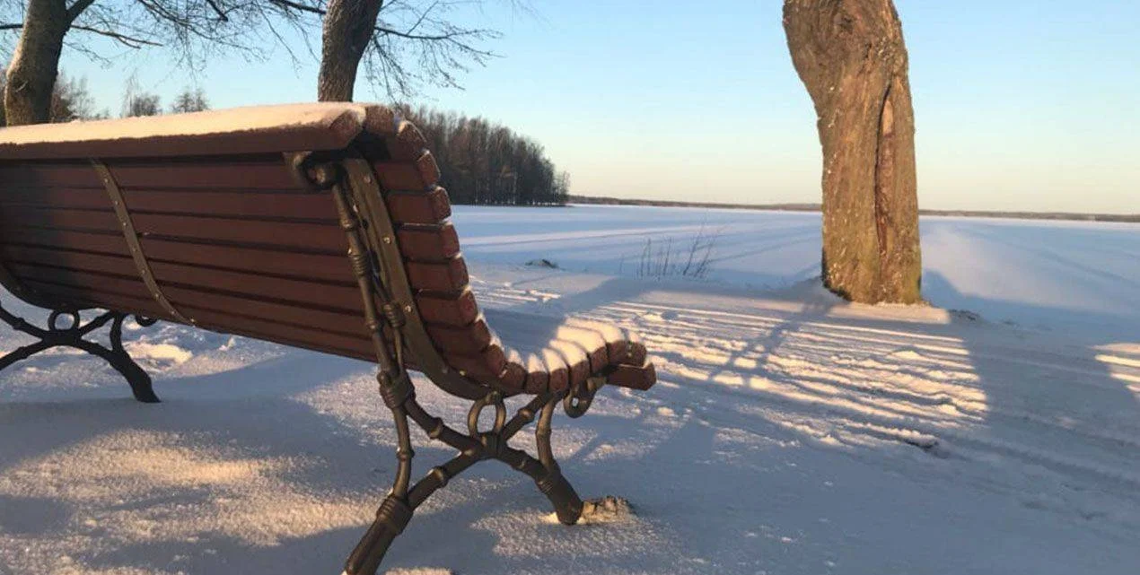Die Abb. zeigt die Sitzbank Barcino im Outdoorbereich.