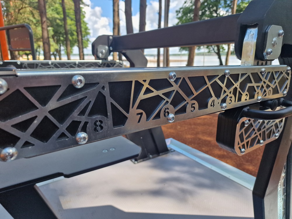Die Abb. zeigt das Outdoor Kraftgerät Bankdrücken Alpha Steel mit abweichender Bodenplatte.