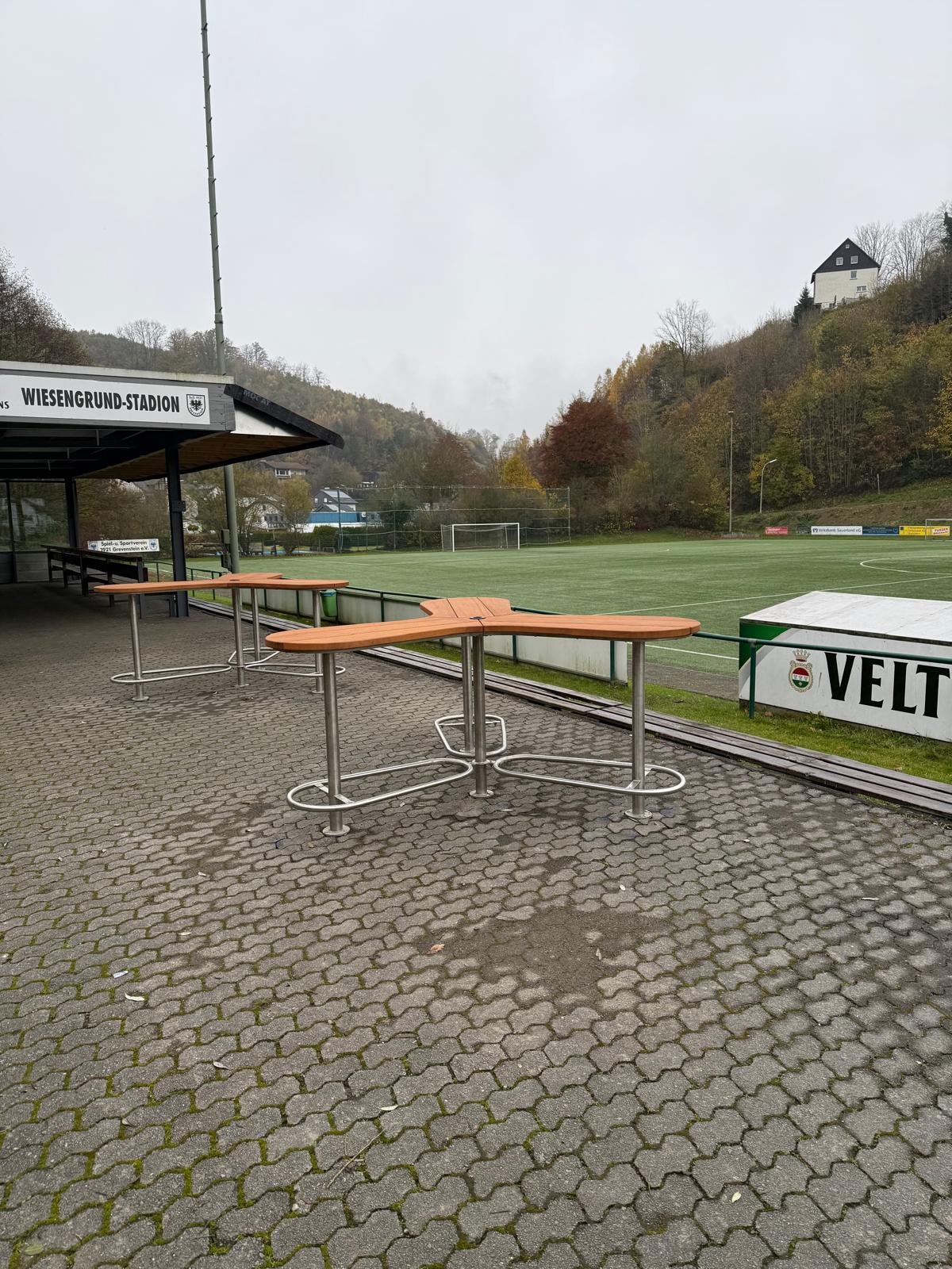 Die Abb. zeigt den Boomerang Stehtisch montiert im Freien (Lieferumfang enthält einen Tisch).