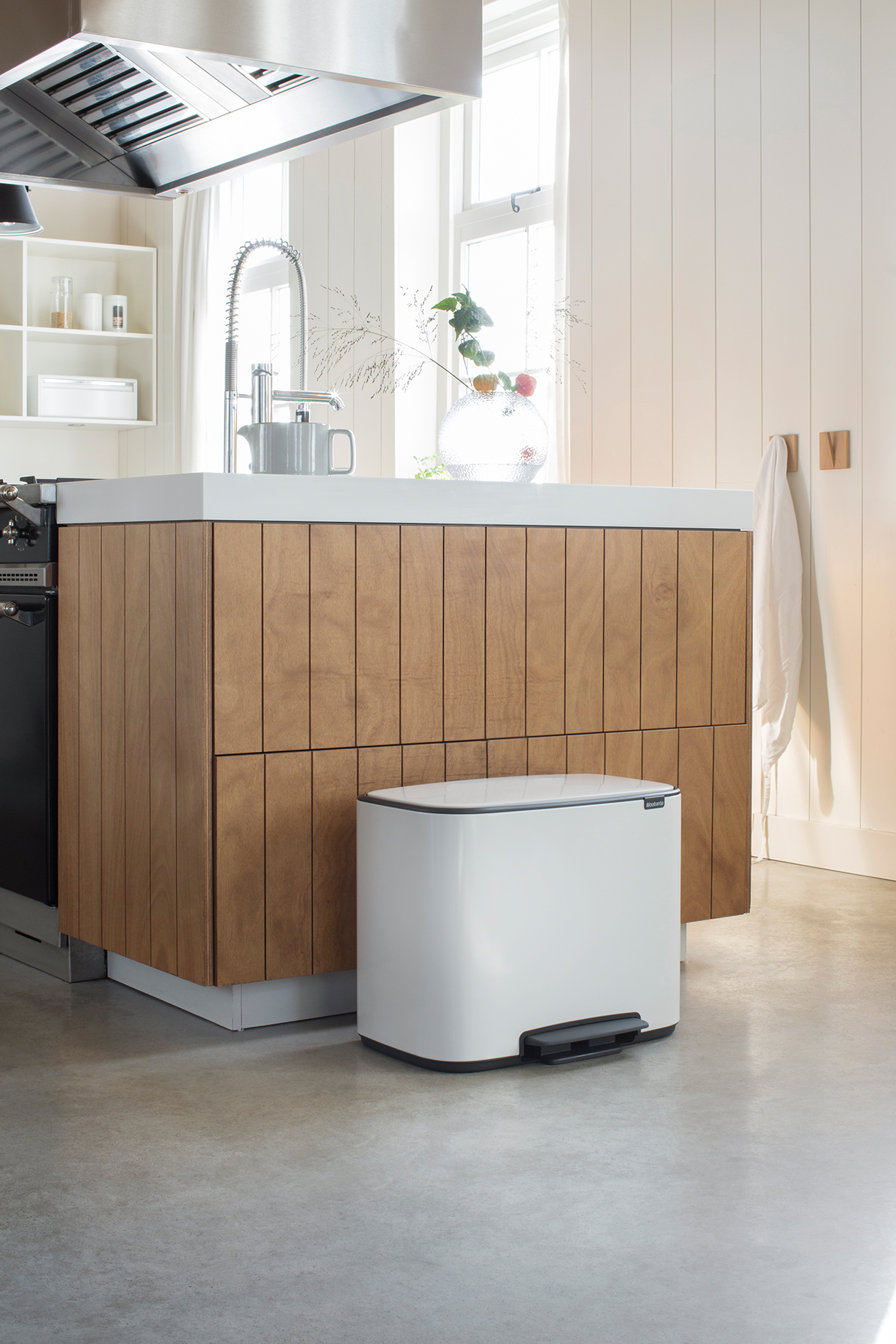 Die Abb. zeigt den Brabantia Bo Treteimer 3x11 Liter in Weiß.
