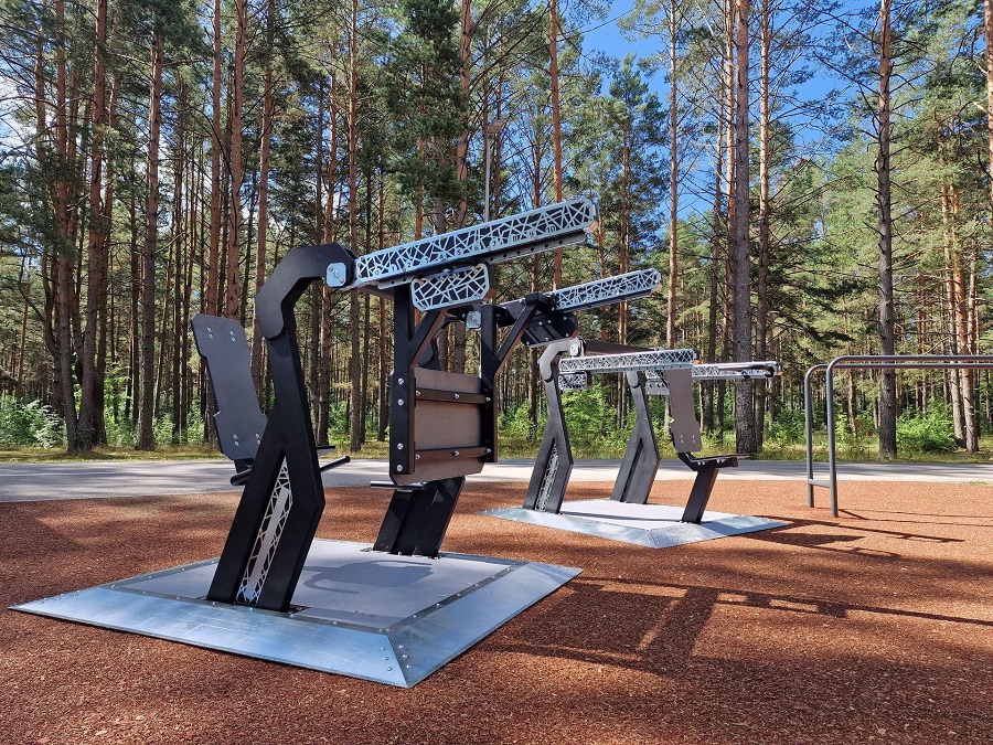 Die Abb. zeigt die Schulterpresse und die Beinpresse des Alpha Steel Sets mit abweichender Bodenplatte.