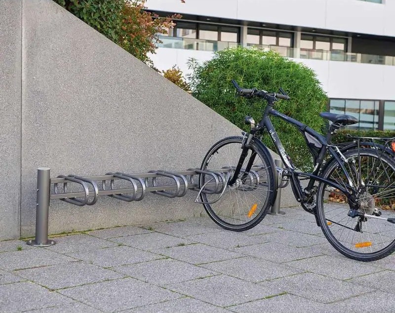 Die Abb. zeigt den Fahrradständer Province mit Flachkopf, 6 einseitigen Stellplätzen in Resorti-Grau.