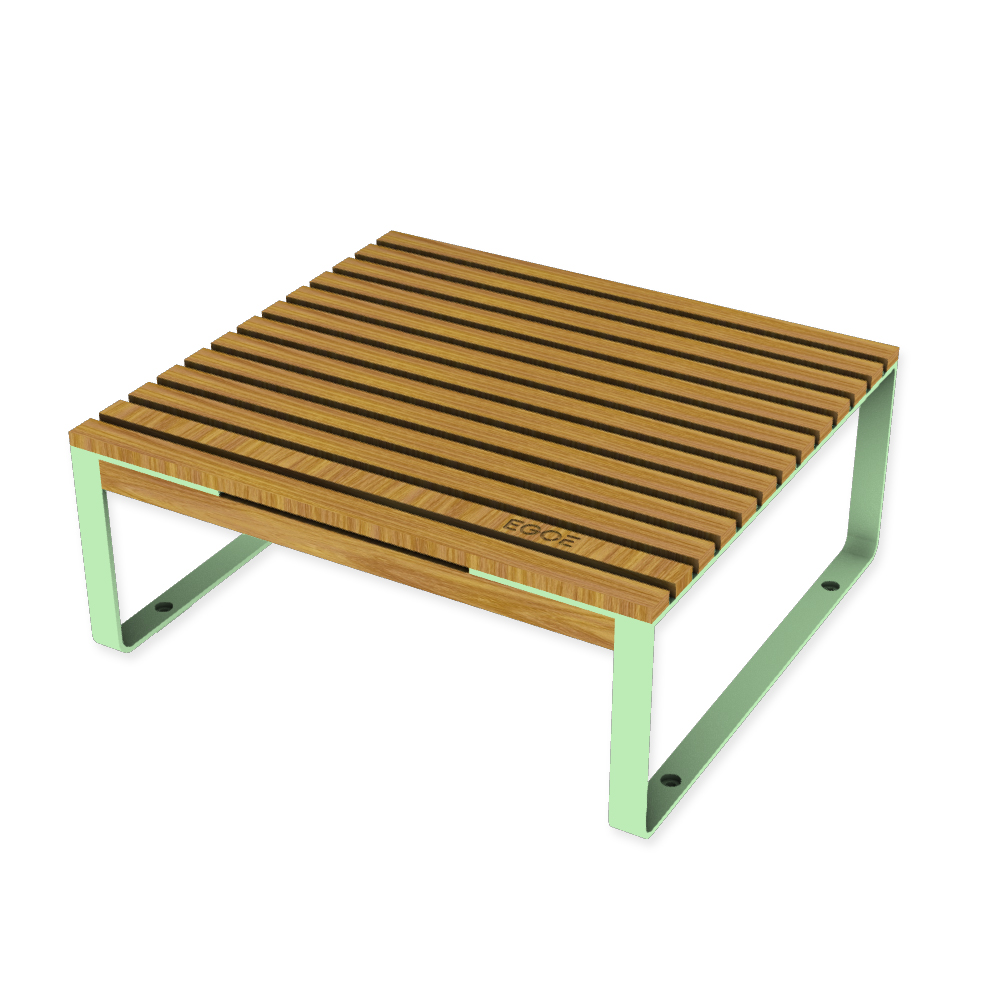 Die Abb. zeigt den EGOÉ Outdoor Lounge-Tisch I1 in Weißgrün (RAL 6019) mit Robinie geölt.