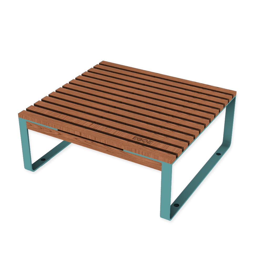 Die Abb. zeigt den EGOÉ Outdoor Lounge-Tisch I1 in Pastellblau (RAL 5024) mit Jatoba geölt.