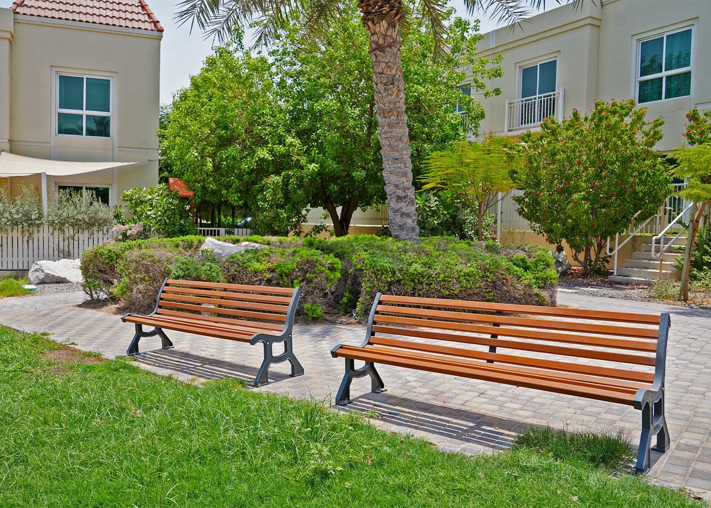 Die Abb. zeigt die Parkbank Roda im Outdoor-Bereich (nur eine Bank im Lieferumfang).