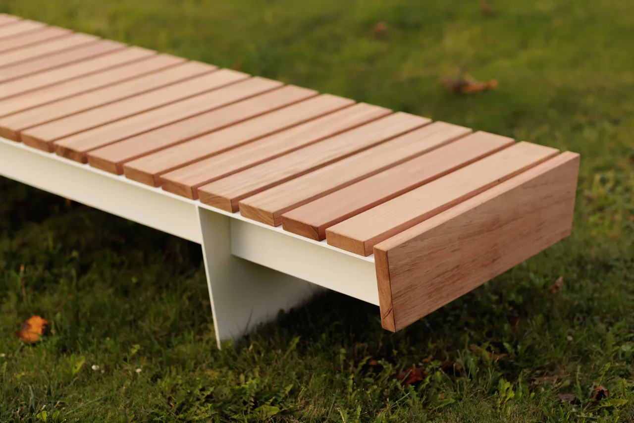 Die Abb. zeigt die EGOÉ Bank O1 mit Seitenverkleidung in Jatoba Natur und Reinweiß (RAL 9010).