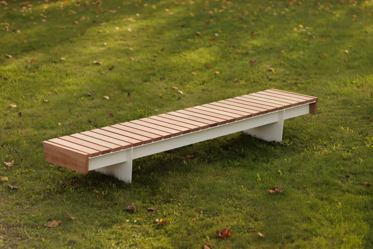 Die Abb. zeigt die EGOÉ Bank O1 mit Seitenverkleidung in Jatoba Natur und Reinweiß (RAL 9010).